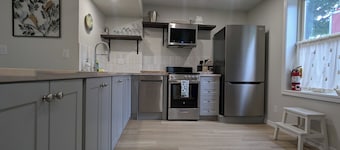 One Main Guesthouse-2 King Suites, 2 Bathrooms, 2 Floors, EV Charging