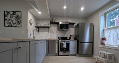 One Main Guesthouse-2 King Suites, 2 Bathrooms, 2 Floors, EV Charging