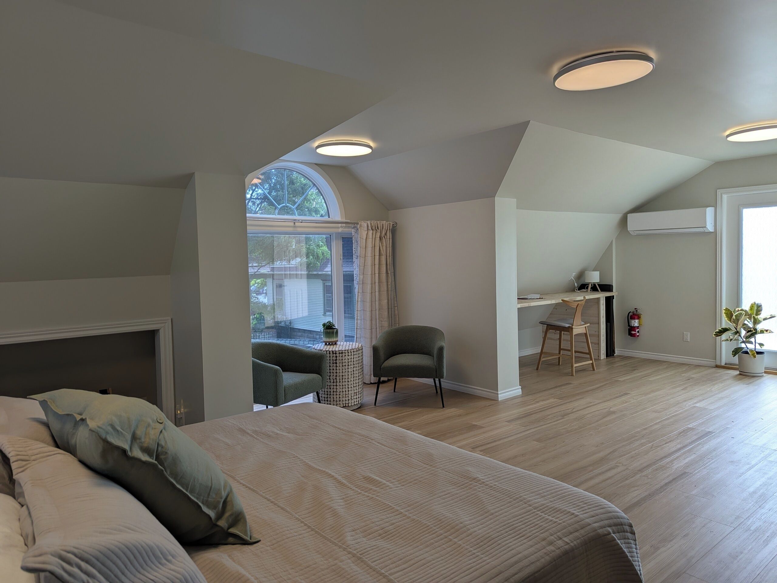 2 slaapkamers, een bureau, een strijkplank/strijkijzer, gratis wifi