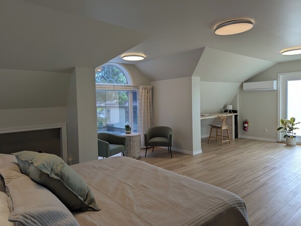 2 bedrooms, desk, iron/ironing board, free WiFi - One Main Guesthouse - Entire Home - 2 King Suites Across Two Floors -EV Charging (Prince Edward)