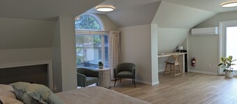 One Main Guesthouse - Entire Home - 2 King Suites Across Two Floors -EV Charging