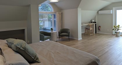 One Main Guesthouse - Entire Home - 2 King Suites Across Two Floors -EV Charging