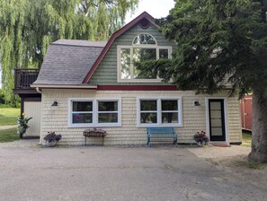 Exterior - One Main Guesthouse - Entire Home - 2 King Suites Across Two Floors -EV Charging (Prince Edward)