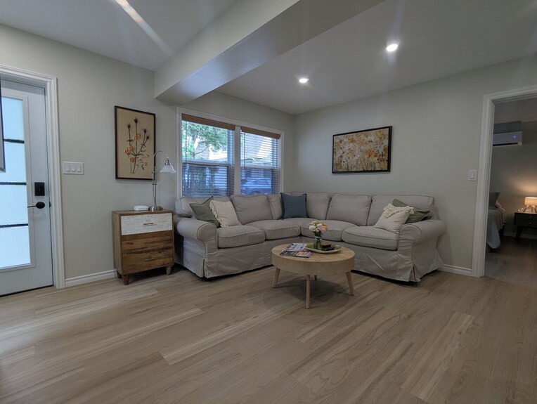 One Main Guesthouse - Entire Home - 2 King Suites Across Two Floors -Ev Charging - Picton