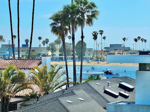 Naples Luxury Retreat - 3 BDR Stay for 6 With Rooftop Patio