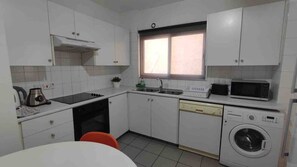 Microondas, horno, parrilla de estufa y lavavajillas