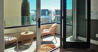 Naples Luxury Retreat - 2 BDR Stay for 4 With Rooftop Patio Near Shops