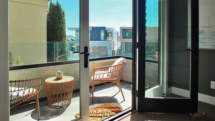 Naples Luxury Retreat - 2 BDR Stay for 4 With Rooftop Patio Near Shops