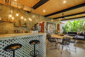 Villa, balcon, vue sur le jardin | Cuisine privée | Bouilloire électrique, grille-pain