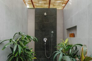 Villa, Balcony, Garden View | Bathroom | Free toiletries, hair dryer, towels, soap - Villa Gaya Ubud (Ubud)