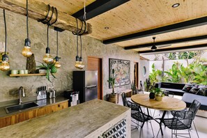 Villa, balcón, vista al jardín | Cocina privada | Tetera eléctrica y tostadora 