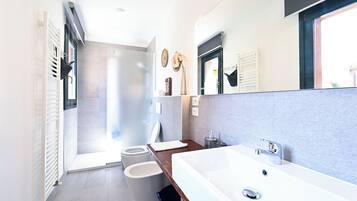 Dusche, Whirlpool, Haartrockner, Bidet