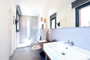 Ducha, bañera de hidromasaje, secador de pelo, bidet