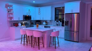 Micro-ondes, four, lave-vaisselle, serviettes en papier