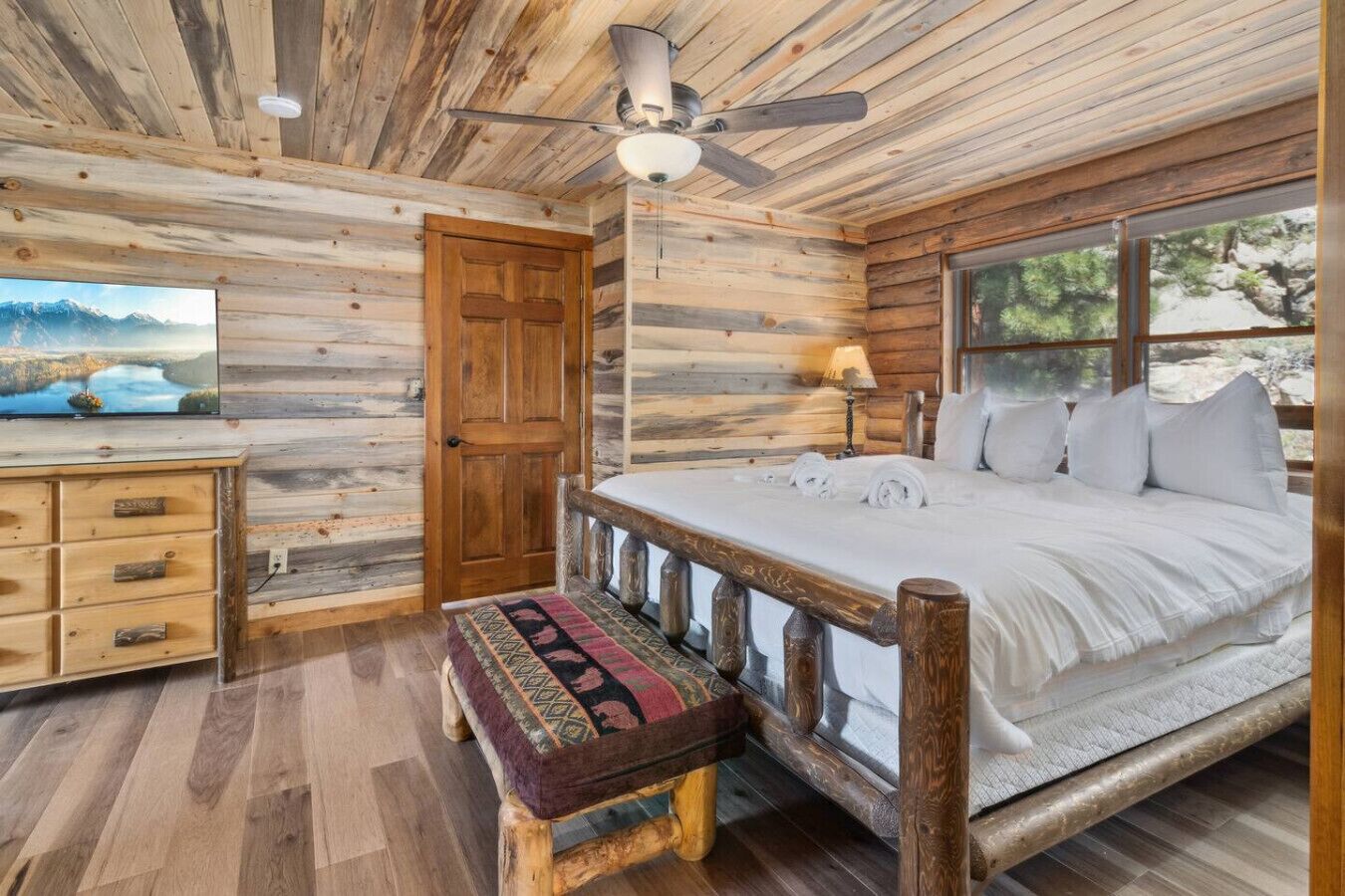 3 slaapkamers, een strijkplank/strijkijzer, reisbedje, gratis wifi