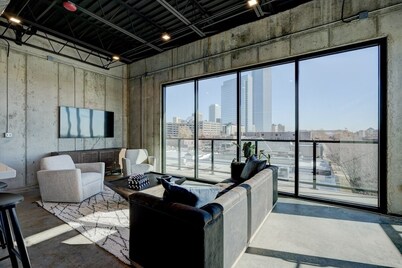 Month-to-Month High End 2BR Apt.