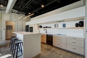 Geladeira, micro-ondas, fogão, cooktop