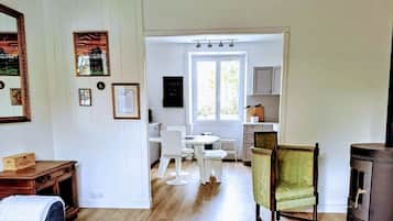 TV, caminetto, libri