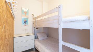 2 kamar tidur dan setrika/meja setrika