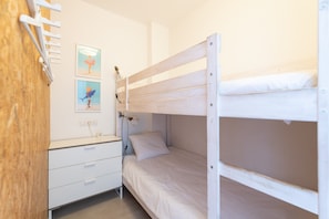 2 Schlafzimmer, Bügeleisen/Bügelbrett