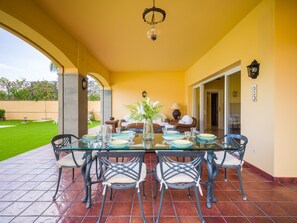 Outdoor dining - Chalet in Maspalomas by Golf & Private Pool (San Bartolomé de Tirajana)