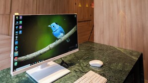 Un moderno escritorio de oficina con una computadora de escritorio, teclado y ratón.