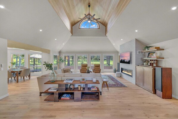 Télévision, cheminée, espaces bureaux