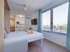 Casa | 1 dormitorio y tabla de planchar con plancha