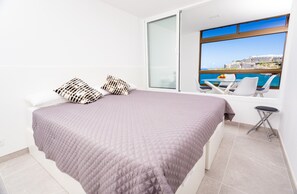 1 chambre, fer et planche à repasser