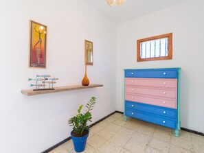 3 habitaciones y tabla de planchar con plancha