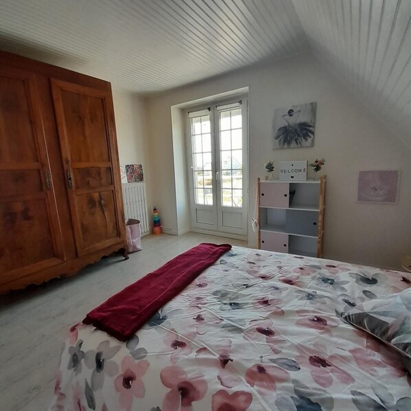 Iron/ironing board, WiFi, bed sheets