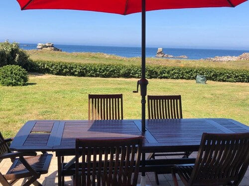 Charming family home-Lanidult: waterfront, sea view, verdant setting!