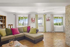 TV, caminetto, tavolo da ping pong