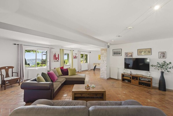 TV, fireplace, ping pong - Panoramic sea view villa & heated pool (Toulon)
