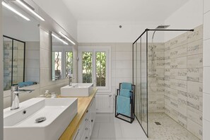 Shower, hair dryer, bidet, towels