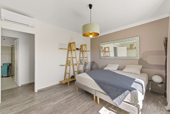 5 habitaciones, escritorio y tabla de planchar con plancha 