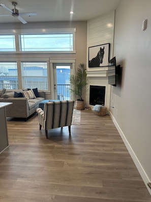 Smart TV, fireplace, books - Charming Condo in Star, ID, near shopping , Dining, spas and salon, with WiFi (Star)