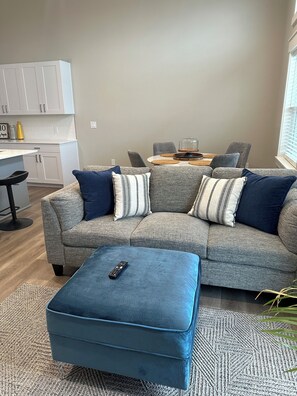 Smart-TV, Kamin, Bücher