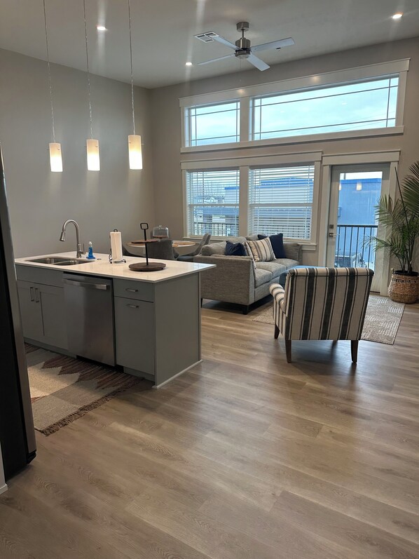 Smart-TV, Kamin, Bücher