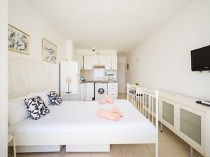 1 chambre, ameublement personnalisé, fer et planche à repasser