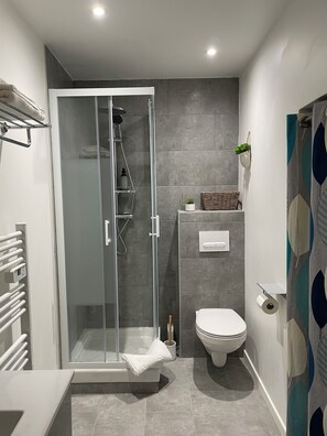 Douche, sèche-cheveux, serviettes fournies, savon