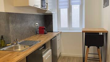 Kjøleskap, mikrobølgeovn, kokeplater og oppvaskmaskin