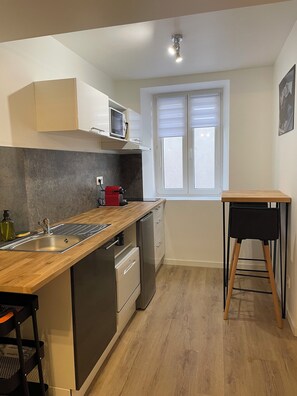 Fridge, microwave, stovetop, dishwasher