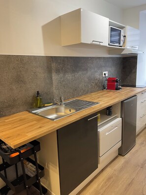 Réfrigérateur, micro-ondes, plaque de cuisson, lave-vaisselle