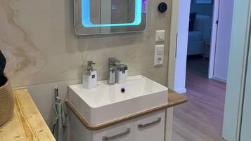 Dusche, Handtücher, Seife, Toilettenpapier