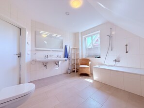Shower, hair dryer, bidet, toilet paper - Spacious, bright vacation home within walking distance of only 500m to the beach, with beautiful garden (Dassow)