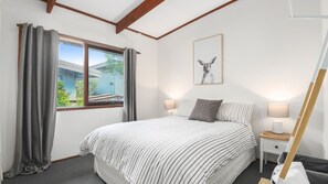 3 bedrooms, desk, WiFi, bed sheets