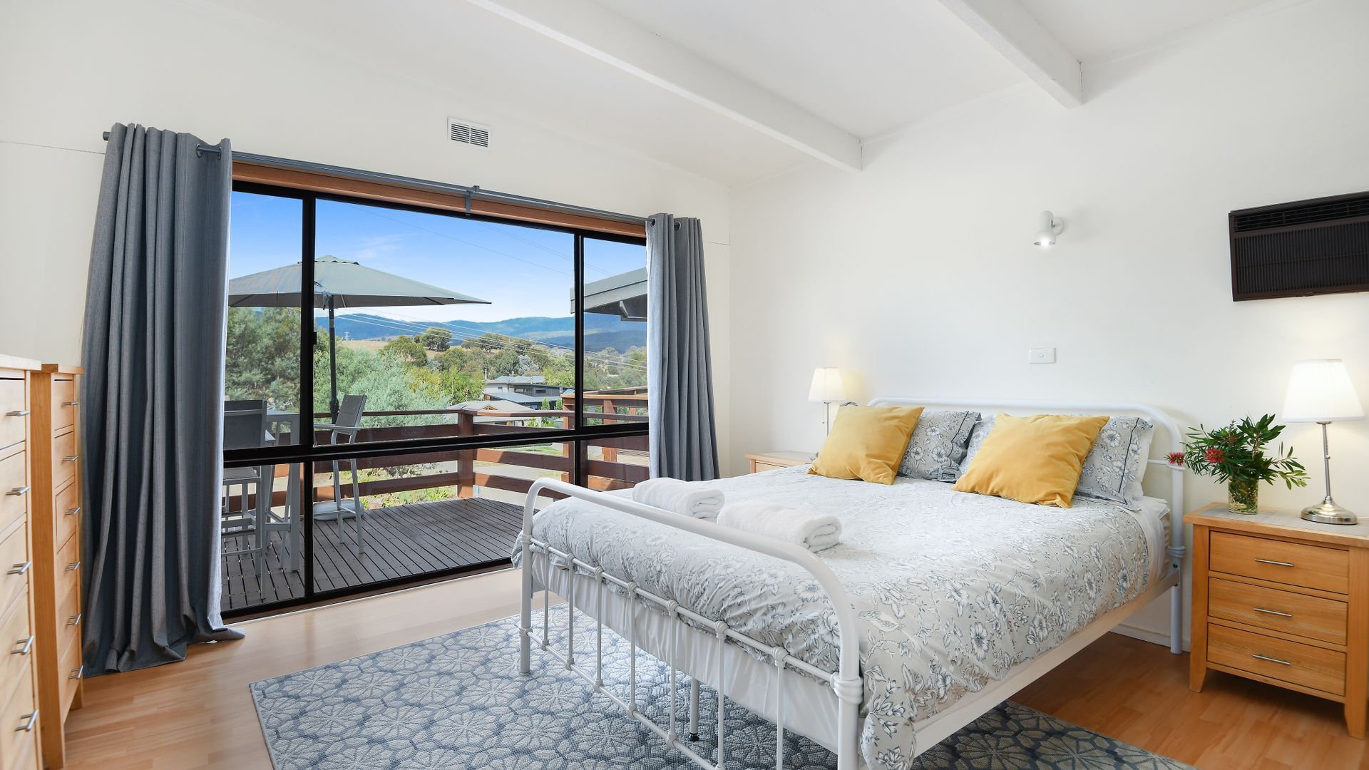 3 bedrooms, desk, WiFi, bed sheets