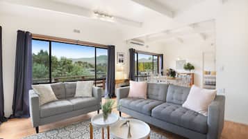 Una Smart TV, libros