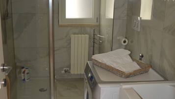 Shower, hair dryer, bidet, towels